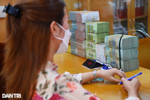 Vì đâu lãi tiền gửi giảm nhanh, lãi vay giảm chậm?