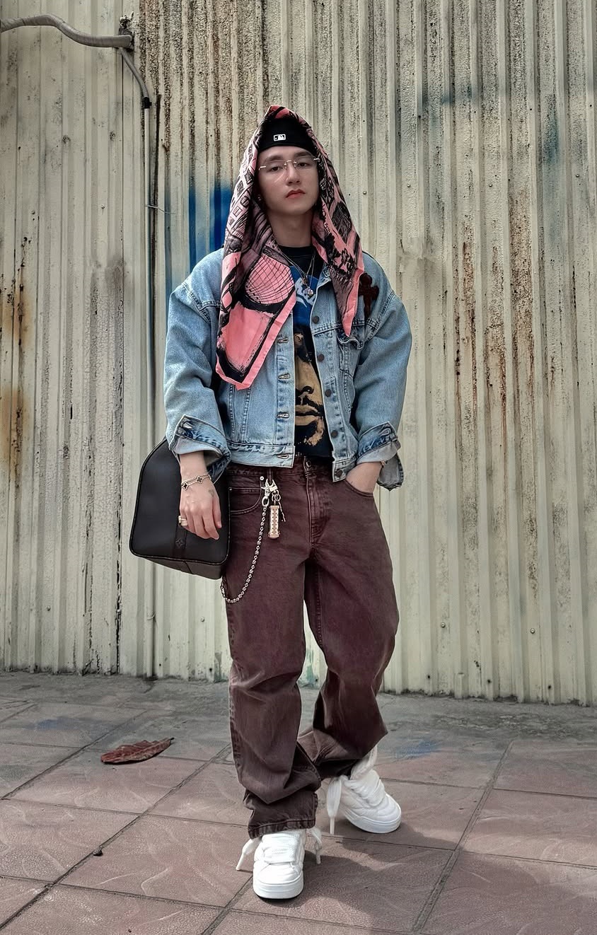 Sơn Tùng M-TP phối đồ cực chất với kiểu quần jeans kén người mặc - 2 Sơn Tùng M-TP phối đồ cực chất với kiểu quần jeans kén người mặc - 2
