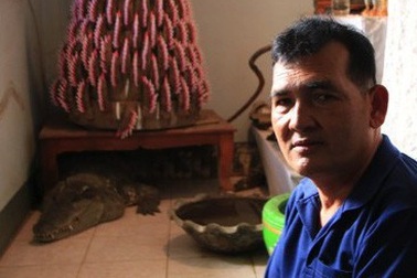 Người đàn ông suốt 20 năm sống chung nhà cùng cá sấu