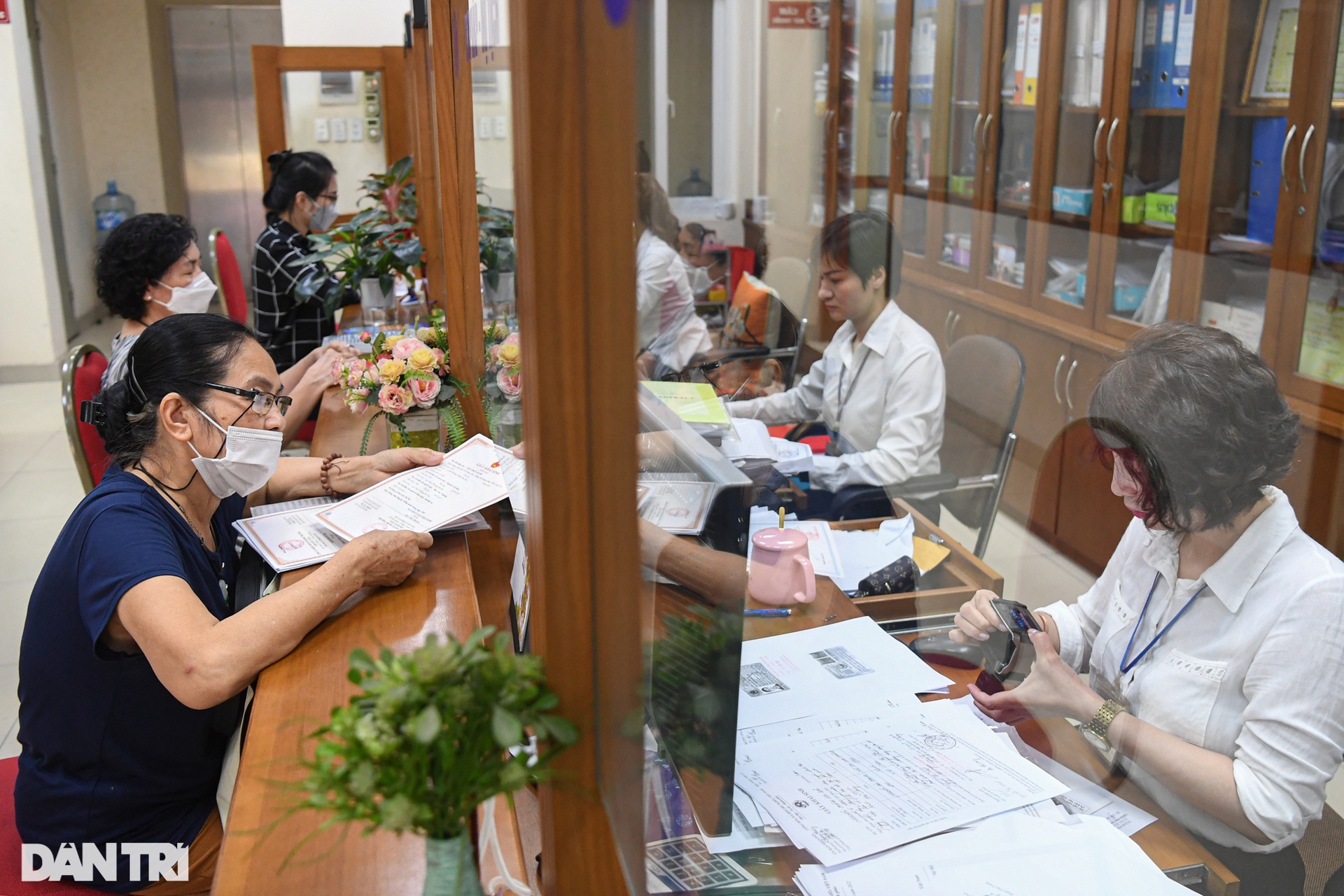 Hà Nội: Người dân thoát cảnh xếp hàng dài với thủ tục hành chính không chờ - 5 Hà Nội: Người dân thoát cảnh xếp hàng dài với thủ tục hành chính không chờ - 5