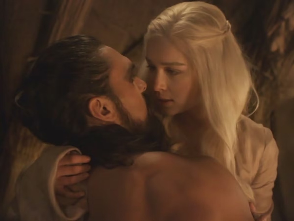 Mẹ rồng Emilia Clarke gây sửng sốt với đôi lông mày đầy... biểu cảm - 3 Mẹ rồng Emilia Clarke gây sửng sốt với đôi lông mày đầy... biểu cảm - 3