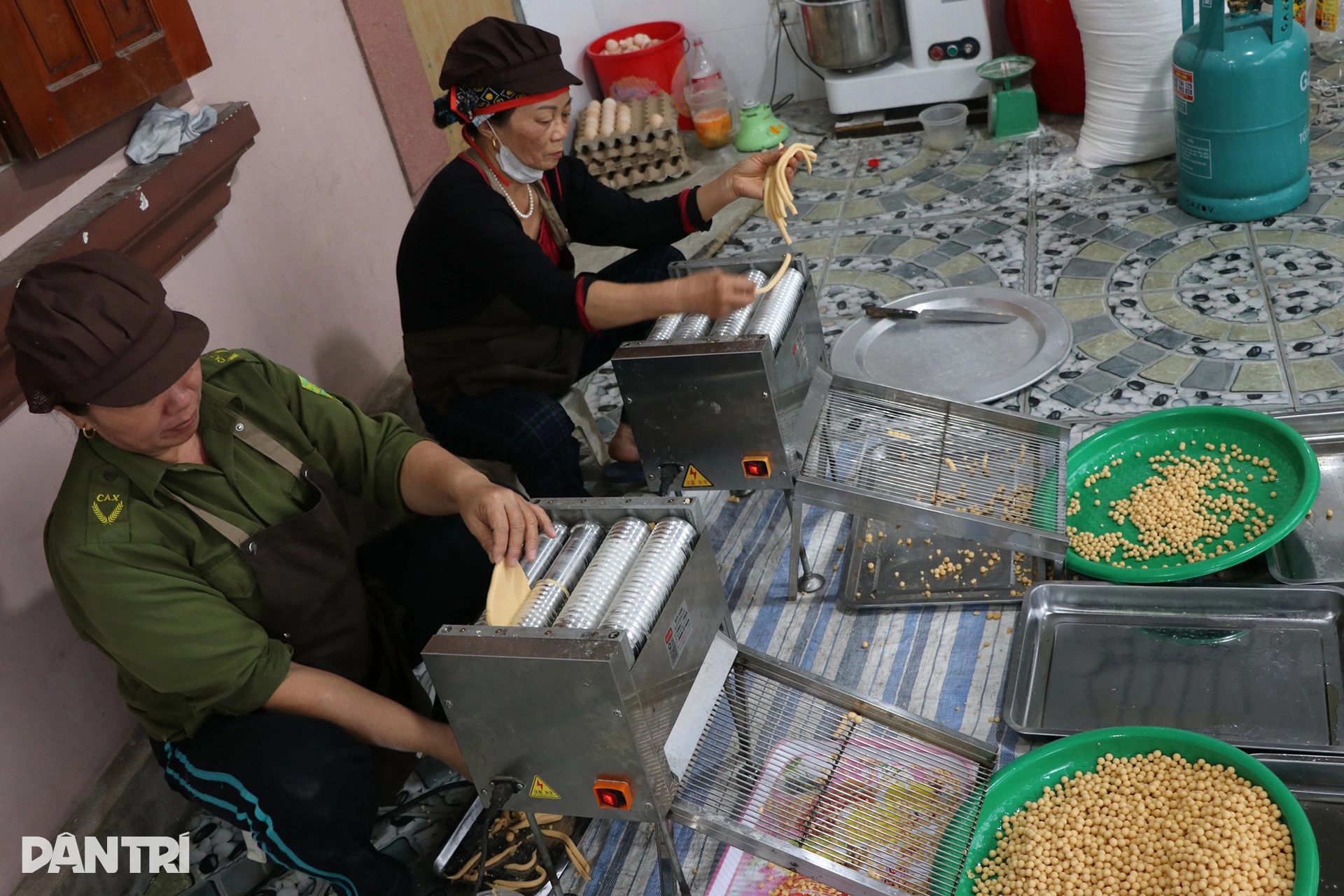 Ngày ngủ một tiếng, chợp mắt bên bếp lửa vì món quà Tết bé xíu như bi - 1 Ngày ngủ một tiếng, chợp mắt bên bếp lửa vì món quà Tết bé xíu như bi - 1