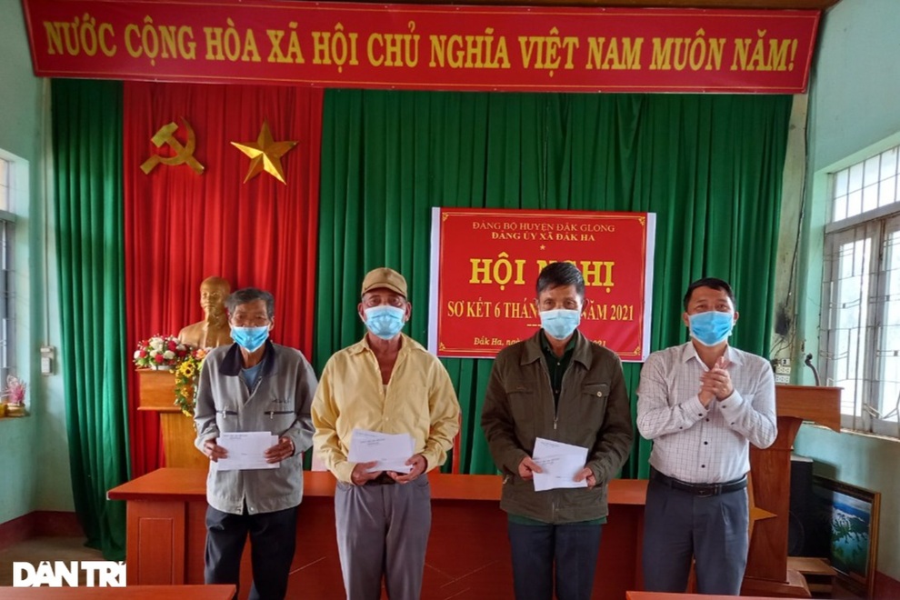 Trao tặng 50 triệu đồng gia đình có công ở miền Trung - Tây Nguyên - 16 Trao tặng 50 triệu đồng gia đình có công ở miền Trung - Tây Nguyên - 16