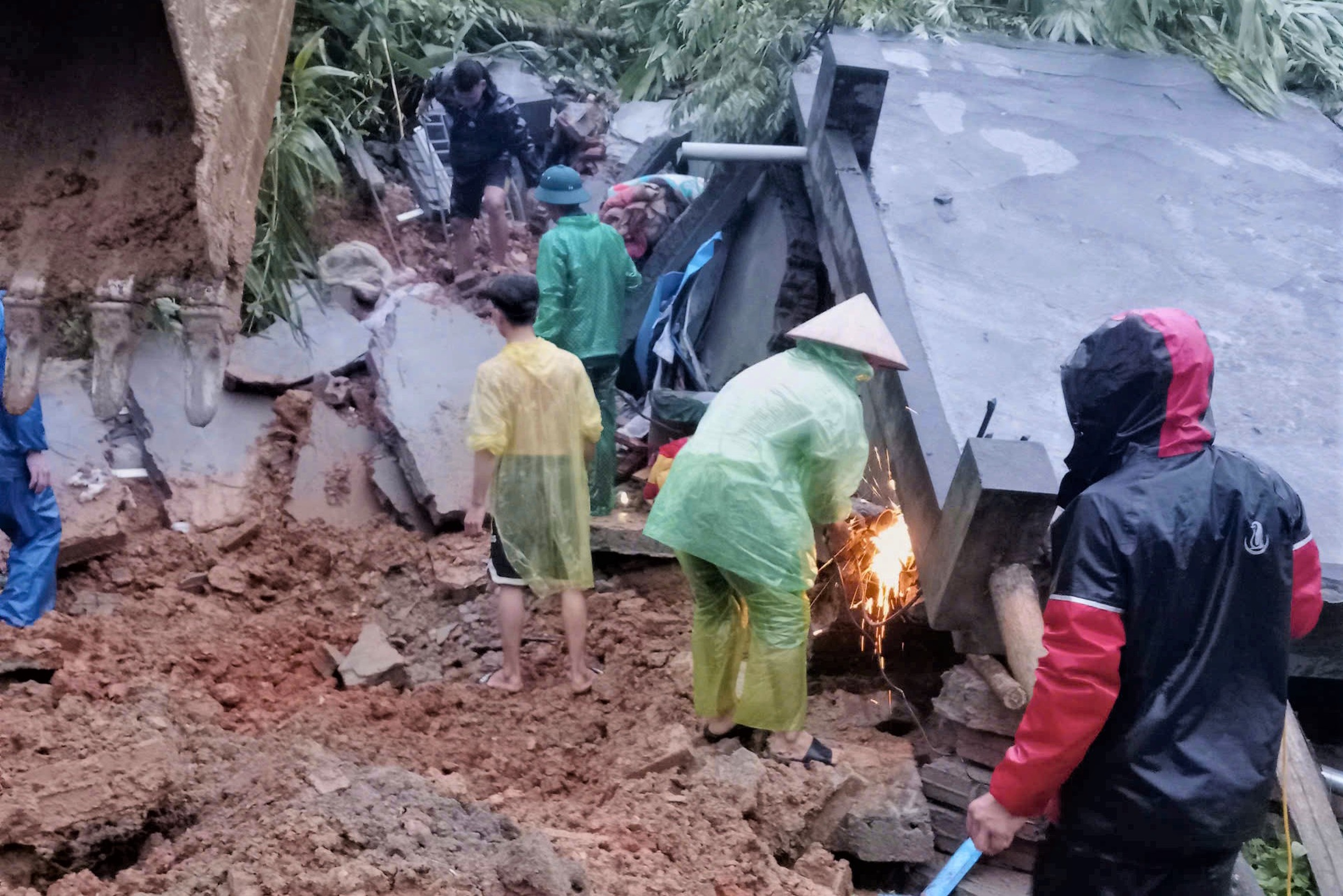 Vụ sạt lở sập nhà 4 người chết ở Hòa Bình: Các nạn nhân không kịp trở tay - 2 Vụ sạt lở sập nhà 4 người chết ở Hòa Bình: Các nạn nhân không kịp trở tay - 2