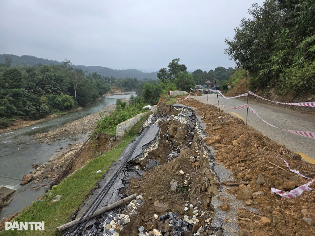 Sạt lở nghiêm trọng trên quốc lộ 48D, tiềm ẩn nguy cơ tai nạn - 1