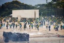 Đám đông người biểu tình xông vào dinh tổng thống Brazil