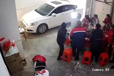 Nghi nhầm chân ga, tài xế lao xe vào trong nhà