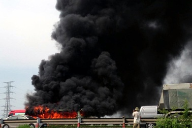 Hà Nội: Xe khách cháy ngùn ngụt trên cao tốc