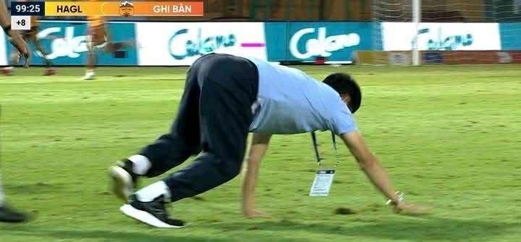 Giữ lời hứa với trung vệ cao 1m95, ông Vũ Tiến Thành có màn ăn mừng lạ - 2