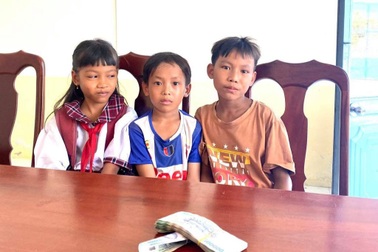 Nhặt được gần 42 triệu đồng, 3 học sinh tiểu học mang nộp công an