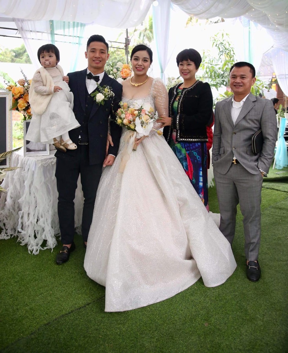 Bùi Tiến Dũng đón vợ và con gái về dinh - 6 Bùi Tiến Dũng đón vợ và con gái về dinh - 6