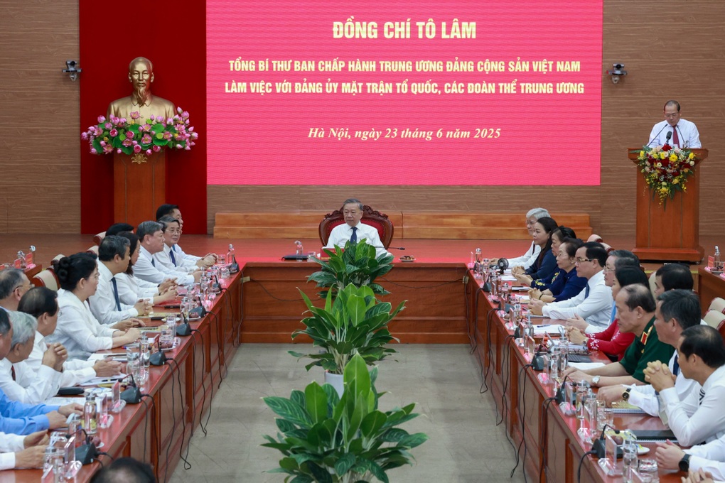 Tổng Bí thư trao quyết định thành lập Cơ quan Ủy ban T.Ư MTTQ Việt Nam - 2 Tổng Bí thư trao quyết định thành lập Cơ quan Ủy ban T.Ư MTTQ Việt Nam - 2
