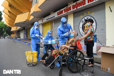 Mô hình xét nghiệm sàng lọc đồng thời tiêm vắc xin "2 trong 1" tại Hà Nội