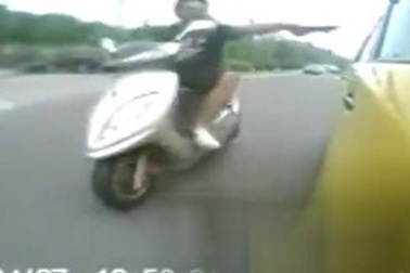 Chạy ẩu, gây sự và cái kết "xứng đáng"