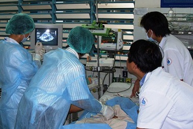 Uống nhầm hóa chất làm bánh, trẻ bị teo thực quản