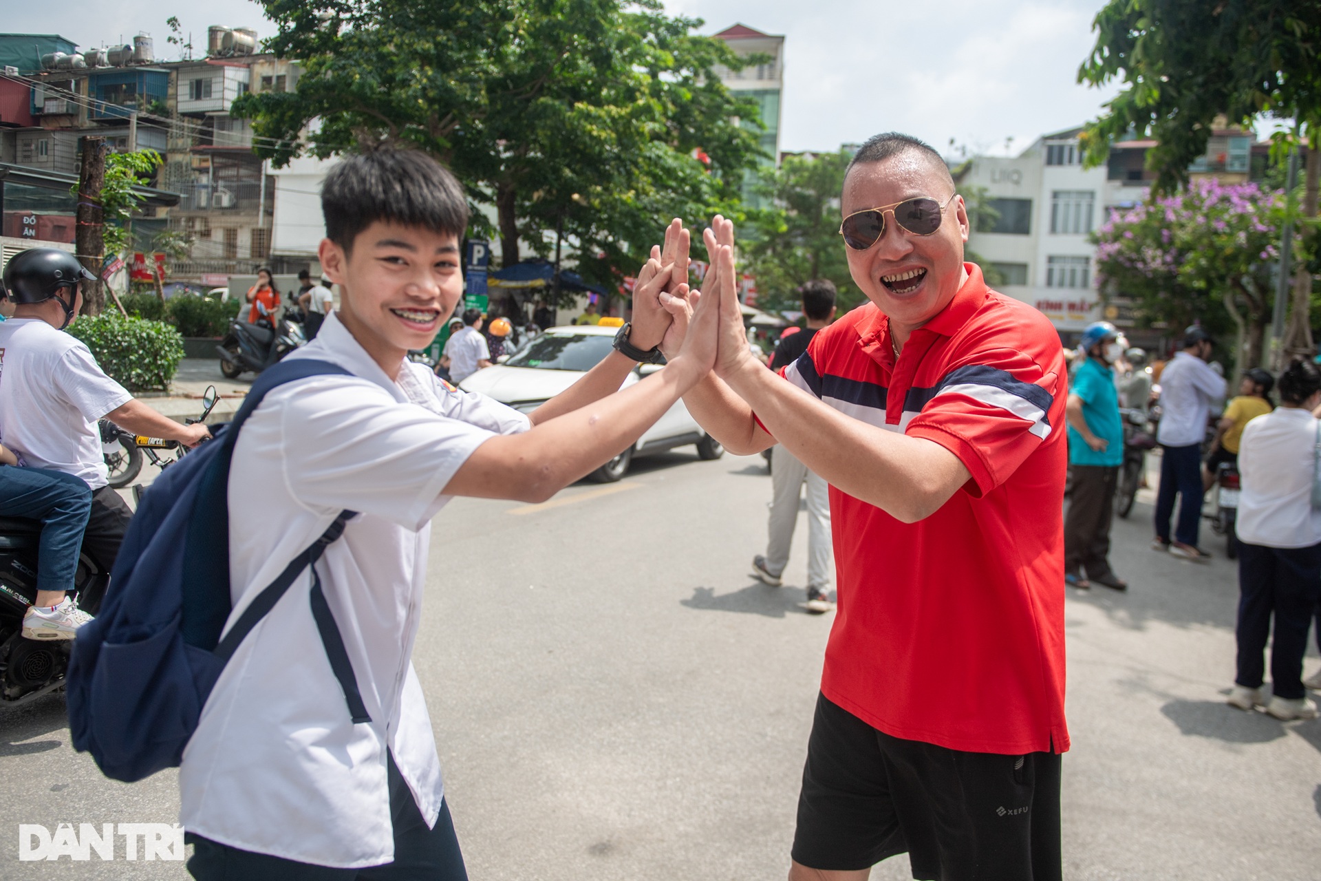 Phụ huynh òa khóc ôm con gái khi nghe “con làm được rồi” - 12 Phụ huynh òa khóc ôm con gái khi nghe “con làm được rồi” - 12
