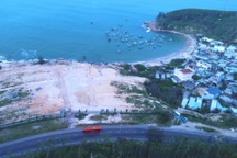 Ngắm cung đường ven biển "nổi bật nhất miền Trung"