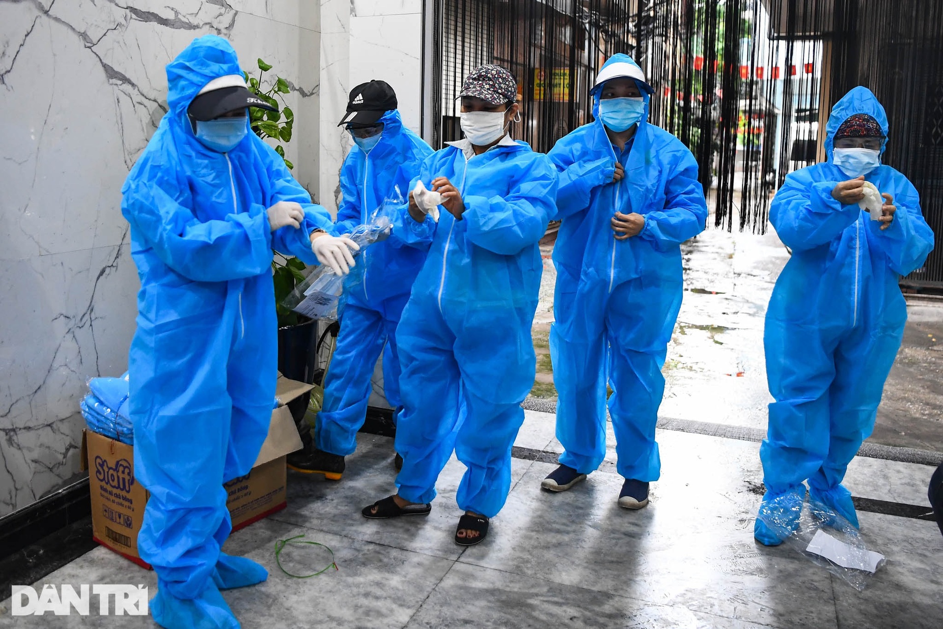 14 nữ chiến binh áo xanh thu gom rác giữa vùng dịch ở Hà Nội - 2