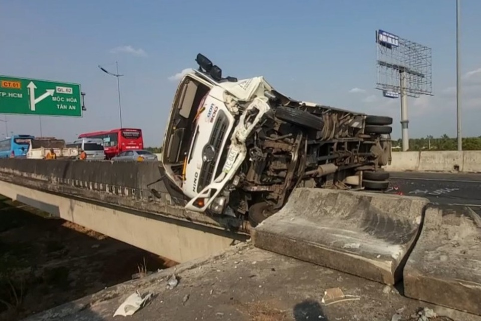 Xe khách tông xe tải lật ngang, dưa hấu lăn lóc trên cao tốc - 1 Xe khách tông xe tải lật ngang, dưa hấu lăn lóc trên cao tốc - 1