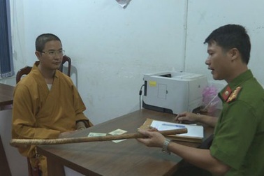 Biệt chúng thầy chùa đập vỡ kính xe ô tô người đi đường