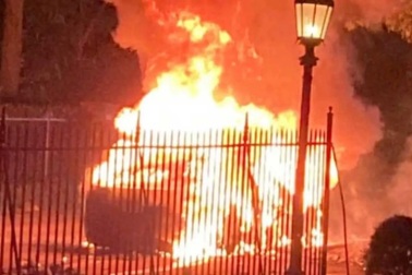 Thêm một vụ cháy xe điện Tesla đầy bí ẩn