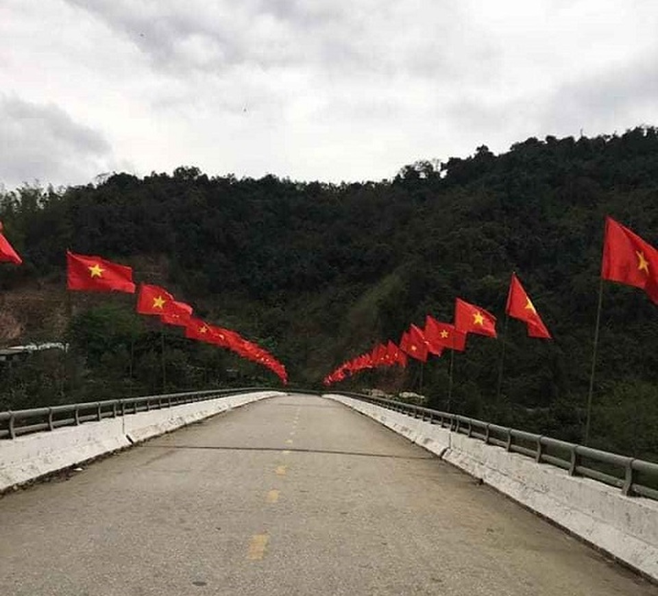 “Mãn nhãn” trước những tuyến đường thanh niên rợp cờ đỏ sao vàng - 2 “Mãn nhãn” trước những tuyến đường thanh niên rợp cờ đỏ sao vàng - 2