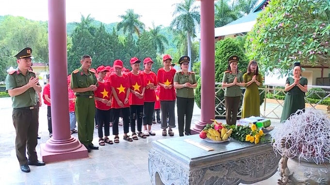 22 em học sinh được Công an tỉnh Sơn La nhận nuôi dưỡng tham gia dọn dẹp vệ sinh và dâng hương Nhà bia tưởng niệm Anh hùng liệt sỹ Lò Văn Giá.