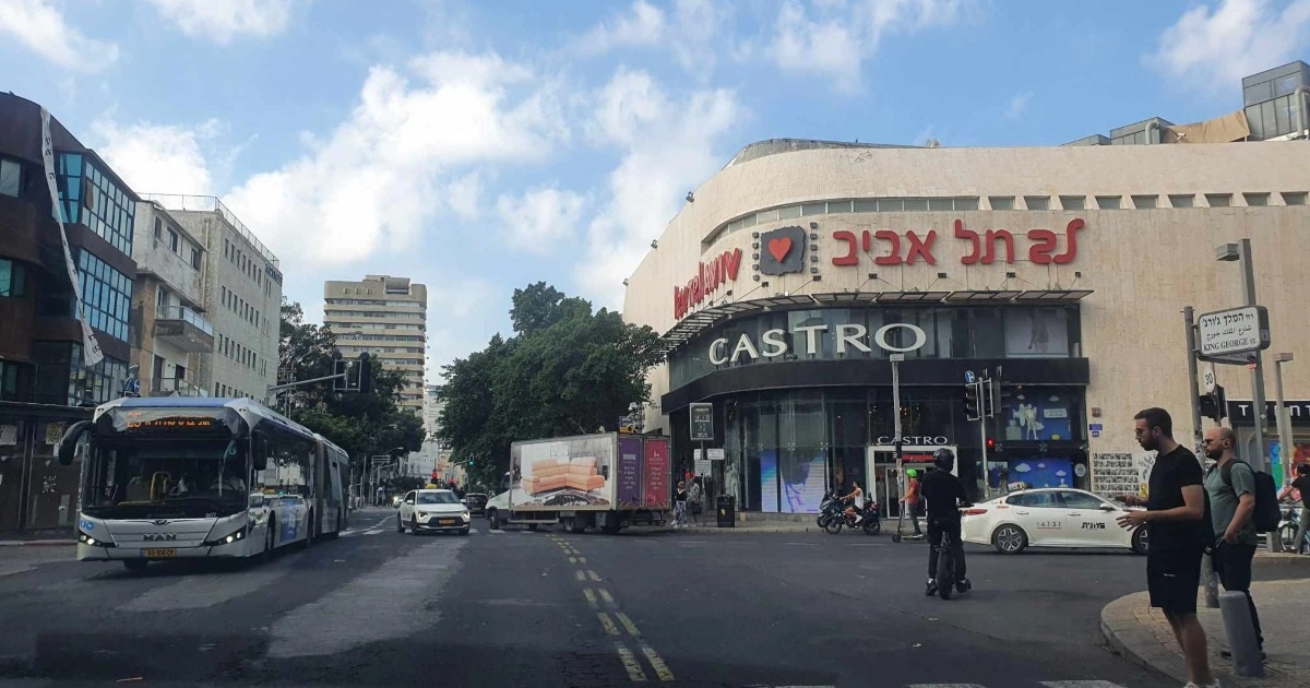 Hệ thống phòng thủ Israel đánh chặn một tên lửa được bắn từ Li Băng vào Tel Aviv ngày 25/9 (Ảnh: Reuters).