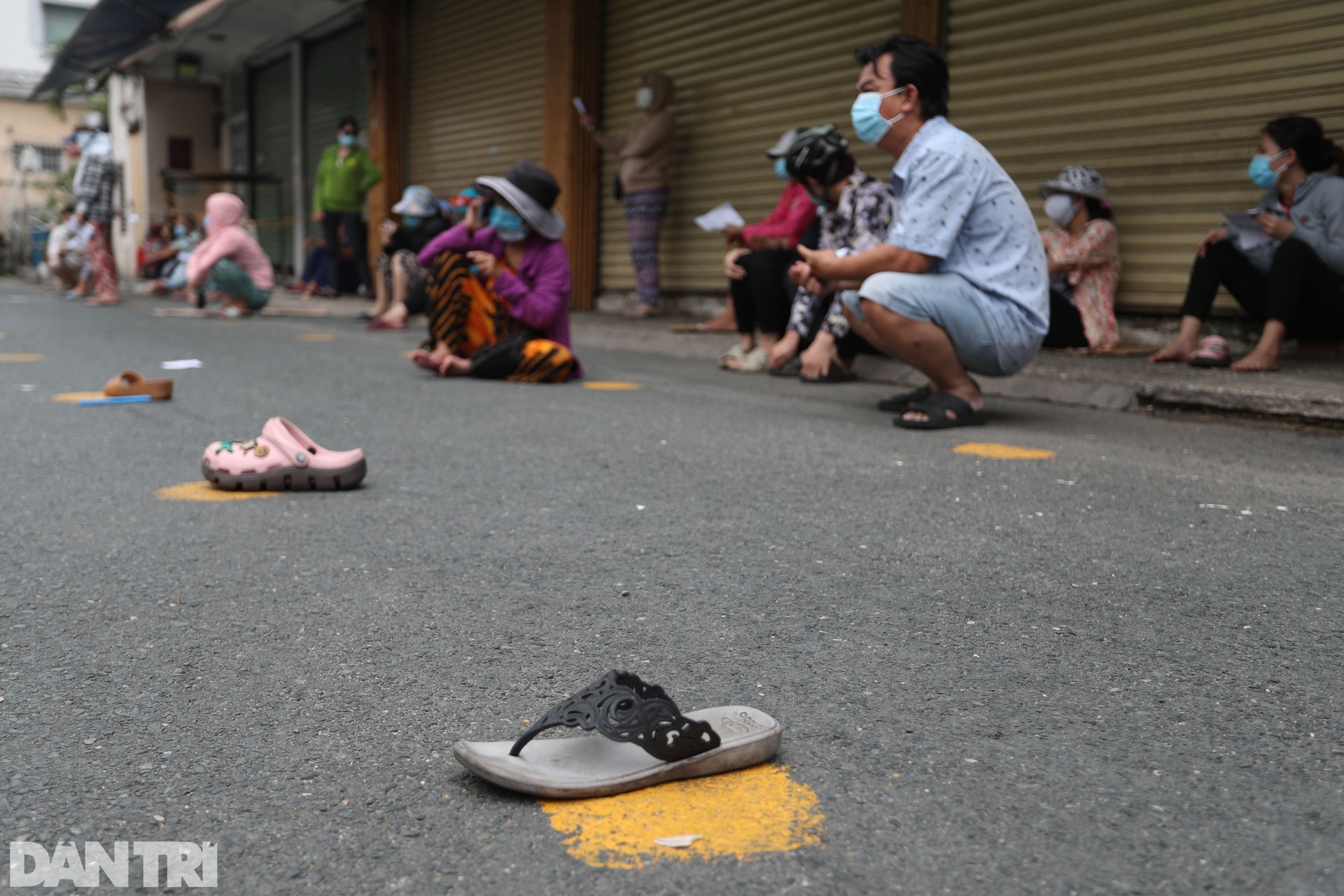 Người dân Sài Gòn lót dép, đội nắng nhiều giờ liền để giữ chỗ vào siêu thị - 7 Người dân Sài Gòn lót dép, đội nắng nhiều giờ liền để giữ chỗ vào siêu thị - 7