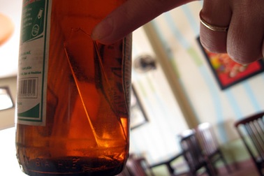 Bàn giao chai bia có ống thủy tinh cho Công ty Bia Huế