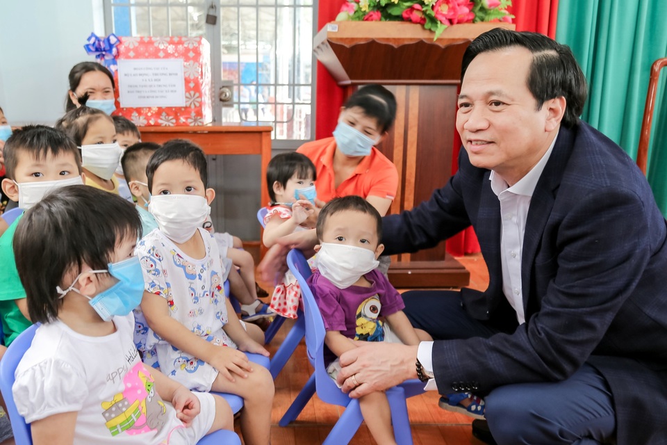 Bộ trưởng Đào Ngọc Dung tặng quà đối tượng bảo trợ xã hội tỉnh Bình Dương - 3 Bộ trưởng Đào Ngọc Dung tặng quà đối tượng bảo trợ xã hội tỉnh Bình Dương - 3