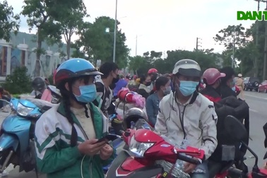 Lao động chạy dịch, ôm nợ về quê (Thực hiện: Hoàng Lam)