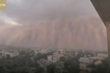 Bão cát kinh hoàng như bức tường thành khổng lồ "nuốt chửng" thành phố