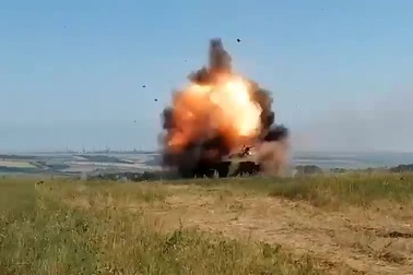 Video xe tăng Nga chống chịu đòn tên lửa trực diện của Ukraine