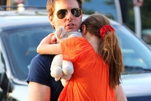 Tom Cruise vẫn lén theo dõi vợ cũ?