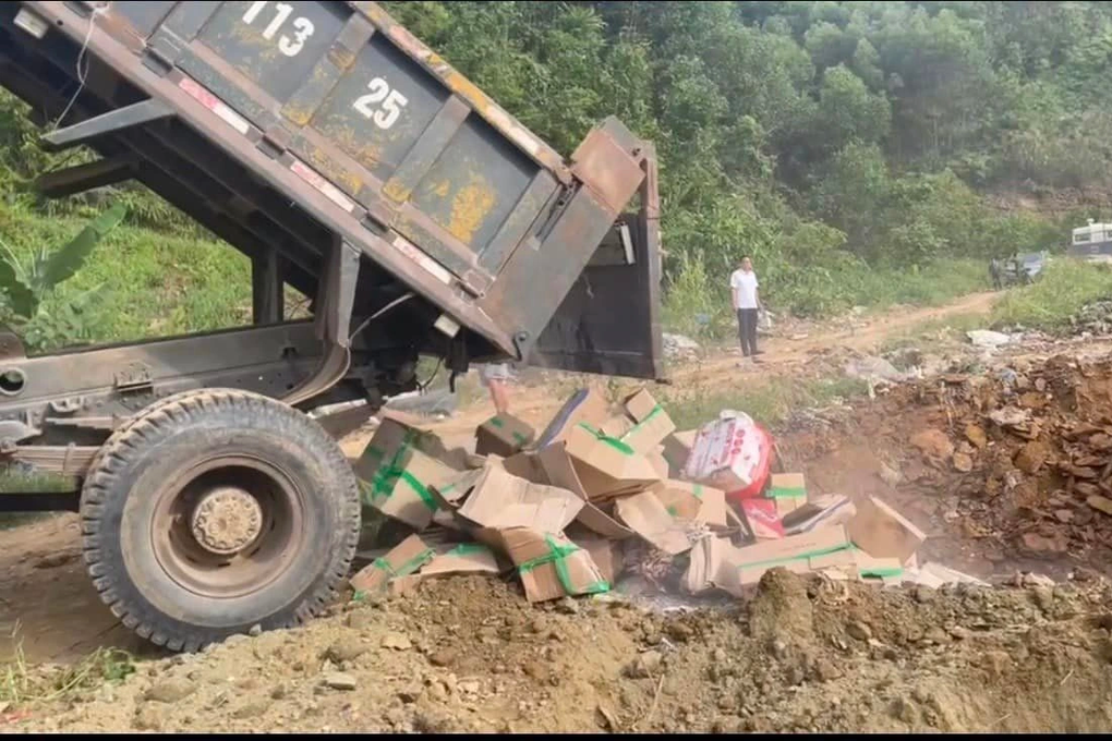 Tiêu hủy gần 20 tấn chân gà đông lạnh không rõ nguồn gốc - 2 Tiêu hủy gần 20 tấn chân gà đông lạnh không rõ nguồn gốc - 2