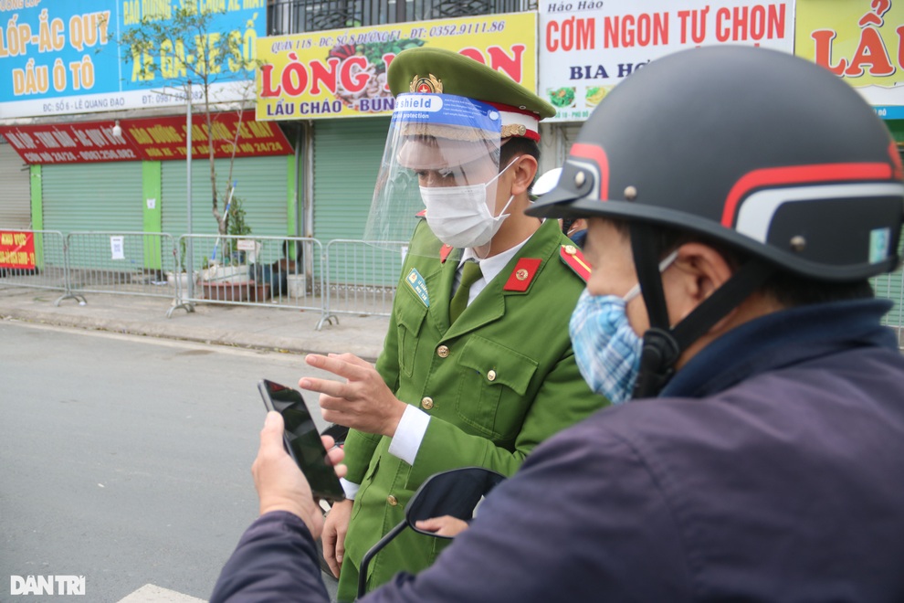 Hà Nội: Đông nghịt người quét QR Code tại ổ dịch Phú Đô - 10 Hà Nội: Đông nghịt người quét QR Code tại ổ dịch Phú Đô - 10