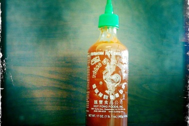 Câu chuyện đằng sau chai tương ớt in tiếng Việt nổi tiếng thế giới