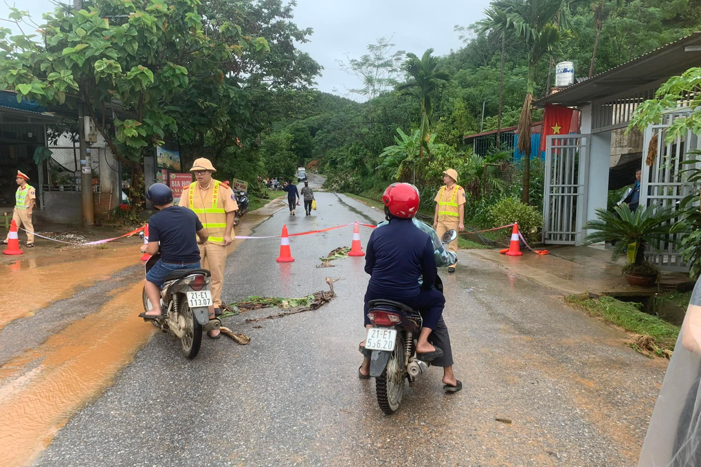 Mưa lũ ở Yên Bái gây sạt lở đất, đè bé gái 12 tuổi tử vong - 3 Mưa lũ ở Yên Bái gây sạt lở đất, đè bé gái 12 tuổi tử vong - 3
