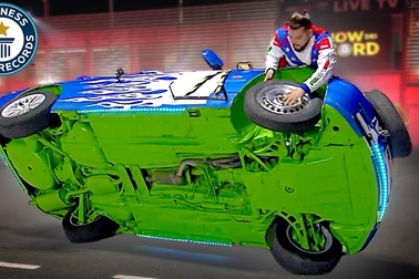 Màn thay bánh xe nhanh nhất thế giới trong lúc ô tô đang chạy