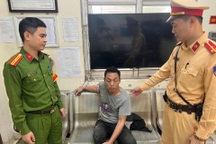 Hà Nội: CSGT khống chế đối tượng nghi ngáo đá hành hung người đi đường