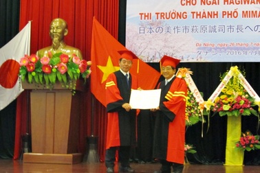 ĐH Đà Nẵng phong học vị Tiến sĩ danh dự đến Thị trưởng một thành phố  ở Nhật
