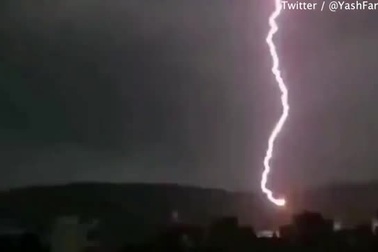 Ham chụp "ảnh tự sướng", 11 người Ấn Độ bị sét đánh tử vong