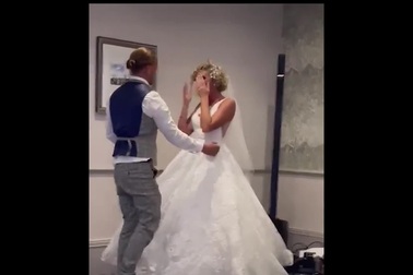 Cô dâu bị chú rể úp miếng bánh kem lên mặt