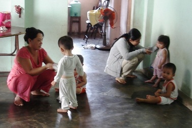 Tạm giữ hình sự bảo mẫu tắm cho bé gái kiểu “bạo hành”