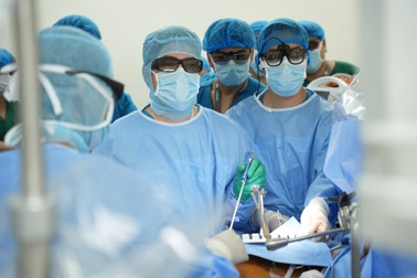 Thay cùng lúc hai van tim bằng mổ nội soi toàn bộ