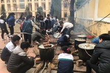 Giáo dục truyền thống gói bánh chưng ngày Tết