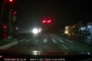 Đèn xanh còn 14 giây nhảy sang màu đỏ, tài xế phanh gấp trên quốc lộ 1A