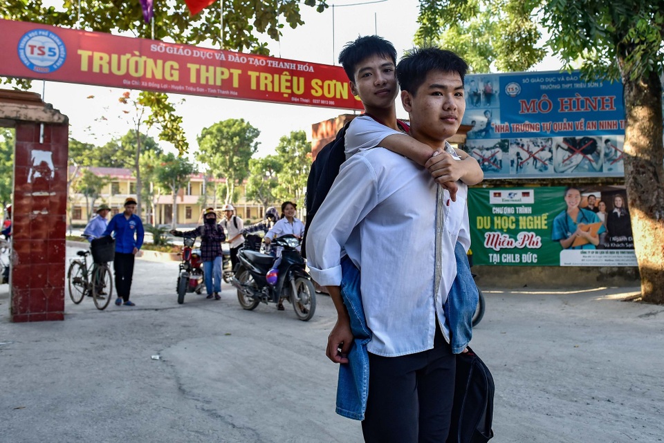 Kỳ tích của đôi bạn cõng nhau đến trường viết tiếp giấc mơ đại học - 1 Kỳ tích của đôi bạn cõng nhau đến trường viết tiếp giấc mơ đại học - 1