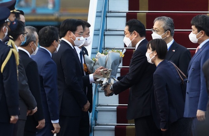 Bộ trưởng, Chủ nhiệm Văn phòng Chính phủ Trần Văn Sơn đón Thủ tướng Nhật Bản Kishida Fumio cùng Đoàn đại biểu cấp cao Chính phủ Nhật Bản tại Sân bay Quốc tế Nội Bài, Hà Nội. Ảnh TTXVN